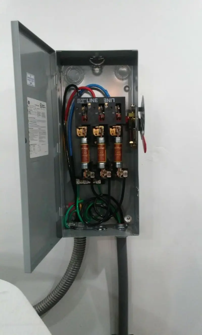 Three-phase disconnect switch installed for Smoke Detector Installation in Williamson